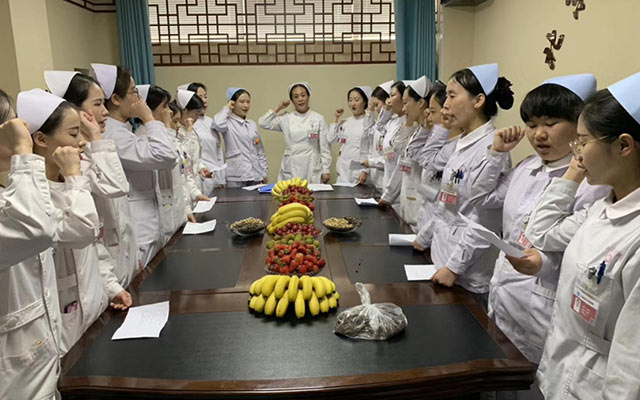 【5.12护士节】全国最大的快三官网,全国最大的快三登录举办茶话会白衣天使受表彰(图2)