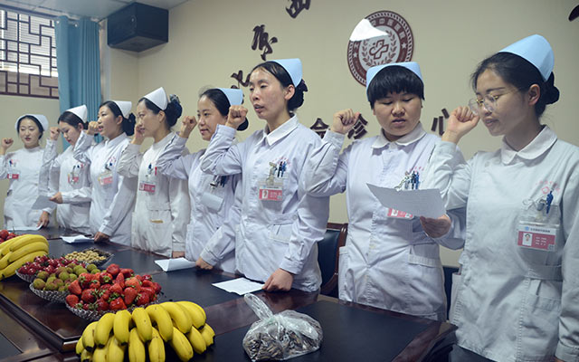 【5.12护士节】全国最大的快三官网,全国最大的快三登录举办茶话会白衣天使受表彰(图3)