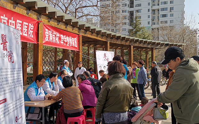 【学雷锋日】全国最大的快三官网,全国最大的快三登录举办“爱满京城，牵手智慧家医”志愿服务活动(图2)